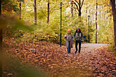 Paar beim Spaziergang im Herbstwald