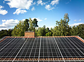 Sonnenkollektoren auf dem Hausdach