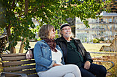 Älteres Paar entspannt sich auf einer Bank
