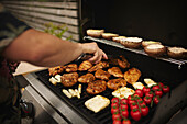 Mann grillt Fleisch auf dem Grill