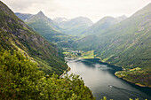 Blick auf einen Bergsee