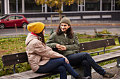 Mann und Frau sitzen auf einer Bank