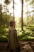 Frau geht durch den Wald
