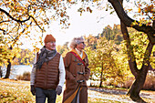 Älteres Paar beim Spaziergang im Herbstpark