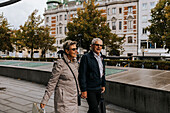 Älteres Paar beim Stadtspaziergang