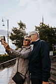 Älteres Paar macht Selfie mit Telefon