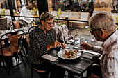 Älteres Paar teilt sich das Essen im Restaurant