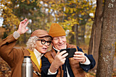 Älteres Paar macht ein Selfie im Park