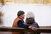 Älteres Paar ruht sich am Seeufer aus
