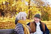 Älteres Paar ruht sich im Park aus