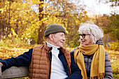 Älteres Paar ruht sich im Park aus