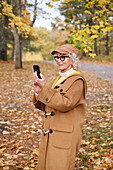 Ältere Frau benutzt Handy