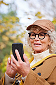 Ältere Frau mit Mobiltelefon