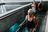 Ältere Frau im Spa-Schwimmbad
