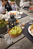 Weintrauben auf dem Tisch zur Essenszeit