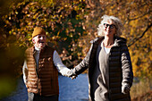 Älteres Paar in Herbstlandschaft
