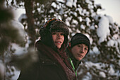 Zwei Teenager in Winterlandschaft