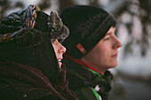 Zwei Teenager in einer Winterlandschaft