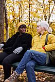 Zwei Freunde im Park in Herbstlandschaft