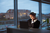 Junge Frau bei der Arbeit am Laptop