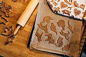 Tierförmige Kekse auf einem Backblech