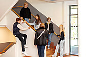 Teenager auf der Schultreppe stehend
