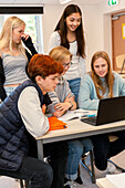 Teenager benutzen Laptop im Klassenzimmer