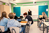 Teenager und Lehrerin im Klassenzimmer