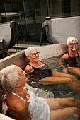 Ältere Frauen entspannen im Whirlpool