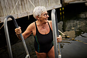 Ältere Frau am Meer