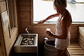 Ältere Frau in der Sauna