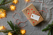 Weihnachtsgeschenk und Lichterketten