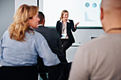 Frau hält eine Präsentation während eines Meetings