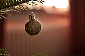 Glitzerkugel an einem Weihnachtsbaumzweig