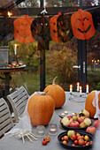 Für die Halloween-Party geschmückter Tisch