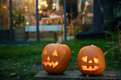 Geschnitzte Jack-o-Lanterns im Garten