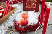 Weihnachtsschmuck, Äpfel und Kerzen