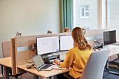 Frau benutzt Computer im Büro