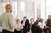 Ein Mann hält eine Präsentation während eines Geschäftsseminars