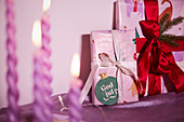 Weihnachtsgeschenke und rosa Kerzen