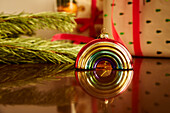Regenbogenförmige Weihnachtskugel auf dem Tisch
