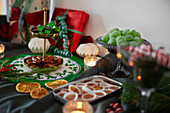 Verschiedene Weihnachtssüßigkeiten und -dekorationen