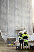 Ingenieure im Gespräch auf der Baustelle