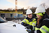 Ingenieure unterhalten sich auf der Baustelle