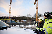 Ingenieure sprechen auf der Baustelle