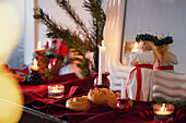Weihnachtsschmuck und Safranbrötchen