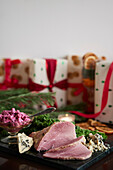 Weihnachtsschinken und Geschenke auf dem Tisch