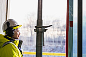 Ingenieur auf der Baustelle schaut weg