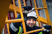 Ingenieur auf der Baustelle schaut in die Kamera