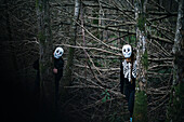 Zwei Menschen in Halloween-Kostüm im Wald